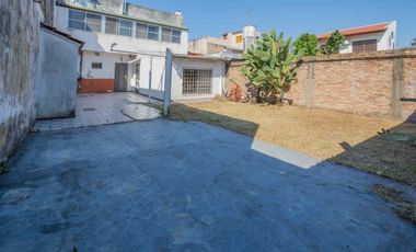Casa multifamiliar con cochera y segunda vivienda