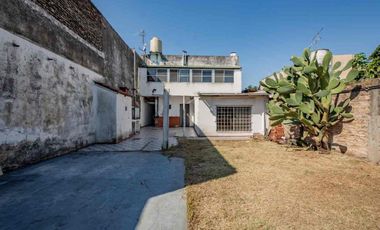 Casa multifamiliar con cochera y segunda vivienda