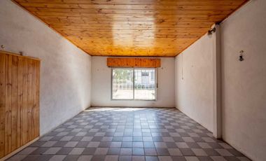 Casa multifamiliar con cochera y segunda vivienda