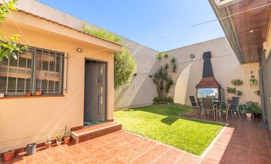 VENTA CASA 3 AMBIENTES CON PARQUE EN EL PALOMAR