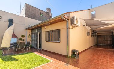 VENTA CASA 3 AMBIENTES CON PARQUE EN EL PALOMAR