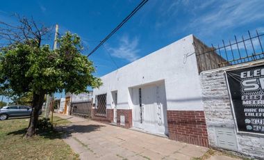 CASA SOBRE AV. GRAL. PAZ 7900