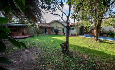 CASA TIPO CHALET EN VENTA CON PILETA Y GRAN PARQUE