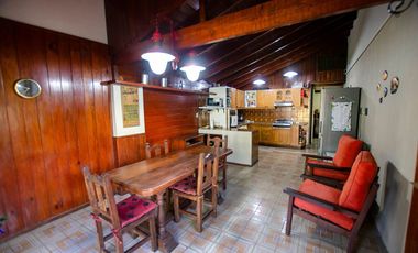 CASA TIPO CHALET EN VENTA CON PILETA Y GRAN PARQUE