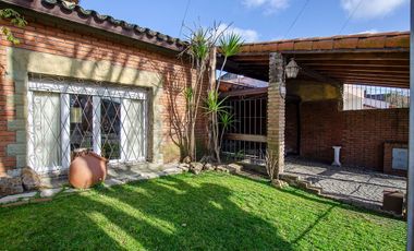 CASA TIPO CHALET EN VENTA CON PILETA Y GRAN PARQUE