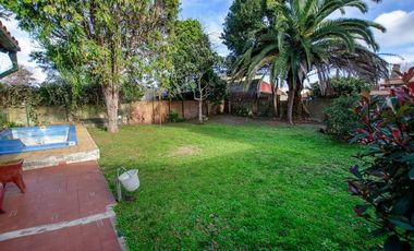 CASA TIPO CHALET EN VENTA CON PILETA Y GRAN PARQUE