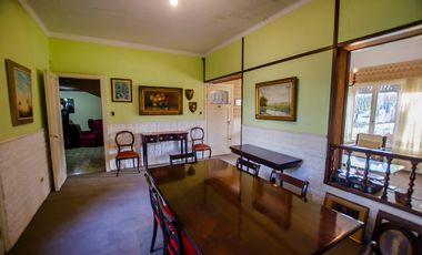 CASA TIPO CHALET EN VENTA CON PILETA Y GRAN PARQUE