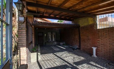 CASA TIPO CHALET EN VENTA CON PILETA Y GRAN PARQUE