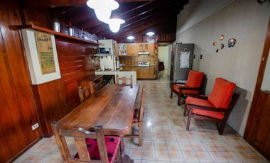 CASA TIPO CHALET EN VENTA CON PILETA Y GRAN PARQUE