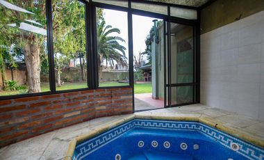 CASA TIPO CHALET EN VENTA CON PILETA Y GRAN PARQUE