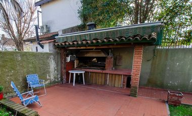 CASA TIPO CHALET EN VENTA CON PILETA Y GRAN PARQUE