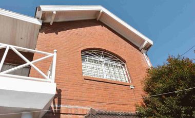 Venta PH tipo casa 4 ambiente Valentín Alsina.