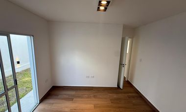 VENTA-CASA-INTERNO UNICO-DOS DORMITORIOS-MUY LUMINOSO-SARGENTO CABRAL