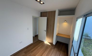 VENTA-CASA-INTERNO UNICO-DOS DORMITORIOS-MUY LUMINOSO-SARGENTO CABRAL