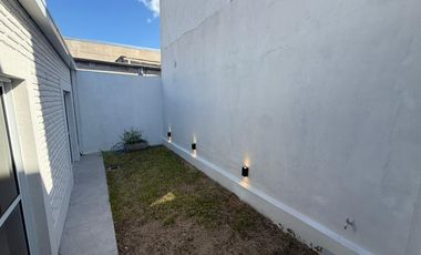 VENTA-CASA-INTERNO UNICO-DOS DORMITORIOS-MUY LUMINOSO-SARGENTO CABRAL