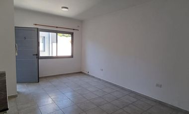 Disponible para Abril, Departamento a pocas cuadras del centro.-
