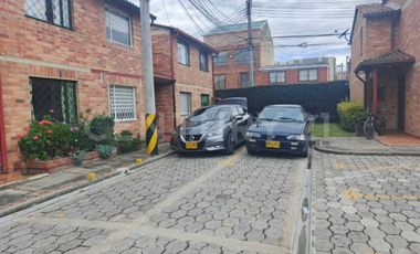 VENDO CASA  EN  SENDEROS DE CHIA