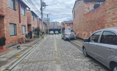 VENDO CASA  EN  SENDEROS DE CHIA