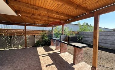 Casi nueva en Cond. 3D 3B, Patio con Quincho.