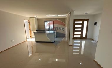 Casi nueva en Cond. 3D 3B, Patio con Quincho.