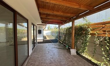 Casi nueva en Cond. 3D 3B, Patio con Quincho.