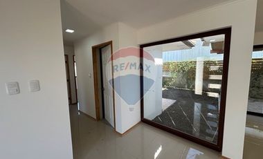 Casi nueva en Cond. 3D 3B, Patio con Quincho.