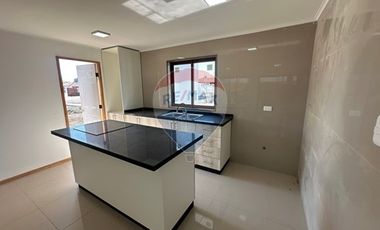 Casi nueva en Cond. 3D 3B, Patio con Quincho.