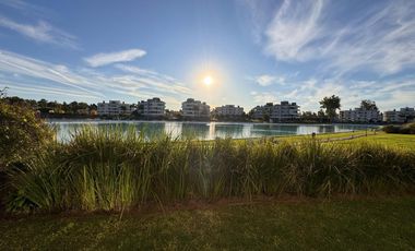 Lagoon Pilar, Crystal Lagoon | Venta | Departamento de 4 ambientes con jardín y vista a la laguna