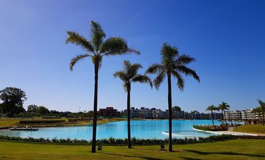 Lagoon Pilar, Crystal Lagoon | Venta | Departamento de 4 ambientes con jardín y vista a la laguna