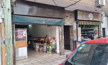 Excelente Local sobre Alvear!