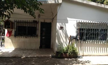 Amplio propiedad en esquina de mas de 700 m2 con casa y deposito  en venta en Laferrere