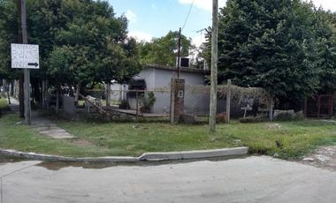 Amplio propiedad en esquina de mas de 700 m2 con casa y deposito  en venta en Laferrere