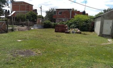 Amplio propiedad en esquina de mas de 700 m2 con casa y deposito  en venta en Laferrere