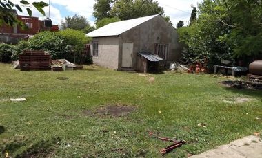 Amplio propiedad en esquina de mas de 700 m2 con casa y deposito  en venta en Laferrere