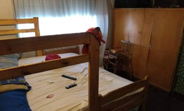 Amplio propiedad en esquina de mas de 700 m2 con casa y deposito  en venta en Laferrere