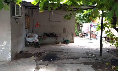 Amplio propiedad en esquina de mas de 700 m2 con casa y deposito  en venta en Laferrere