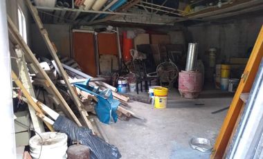 Amplio propiedad en esquina de mas de 700 m2 con casa y deposito  en venta en Laferrere