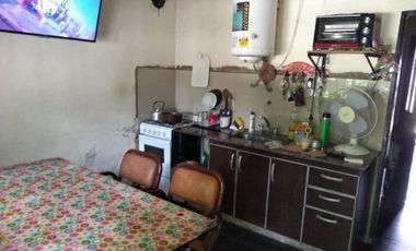 Amplio propiedad en esquina de mas de 700 m2 con casa y deposito  en venta en Laferrere