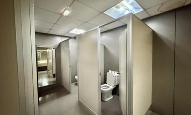 Excelente Oficina en alquiler sobre Uruguay al 2500 de 123 m2 .