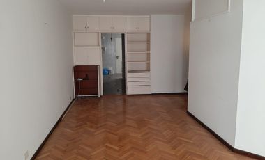 Piso al frente muy buena luz.