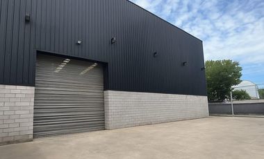 Depósito con showroom sobre Panamericana