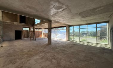 Depósito con showroom sobre Panamericana