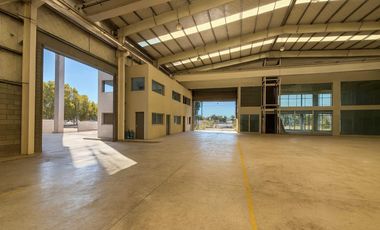 Depósito con showroom sobre Panamericana