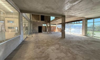 Depósito con showroom sobre Panamericana