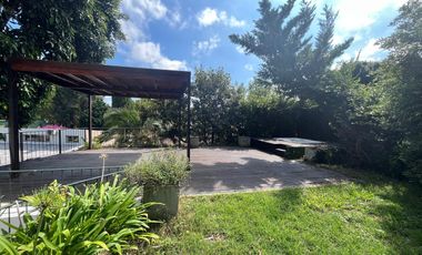 Acassuso Libertador al río. Líndisima casa en venta, 3 dormitorios, dependencia, garage, jardin