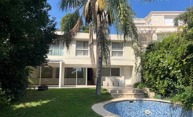 Acassuso Libertador al río. Líndisima casa en venta, 3 dormitorios, dependencia, garage, jardin