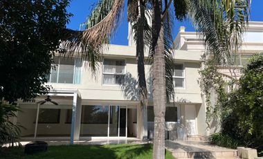 Acassuso Libertador al río. Líndisima casa en venta, 3 dormitorios, dependencia, garage, jardin