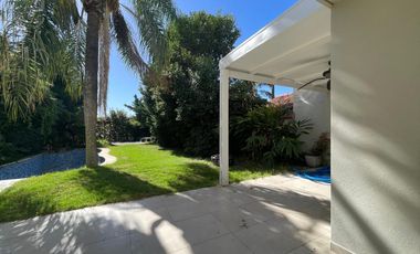 Acassuso Libertador al río. Líndisima casa en venta, 3 dormitorios, dependencia, garage, jardin