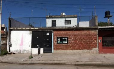 Vivienda multifamiliar con un casa y dos departamentos  en venta en Castillo