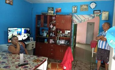 Vivienda multifamiliar con un casa y dos departamentos  en venta en Castillo